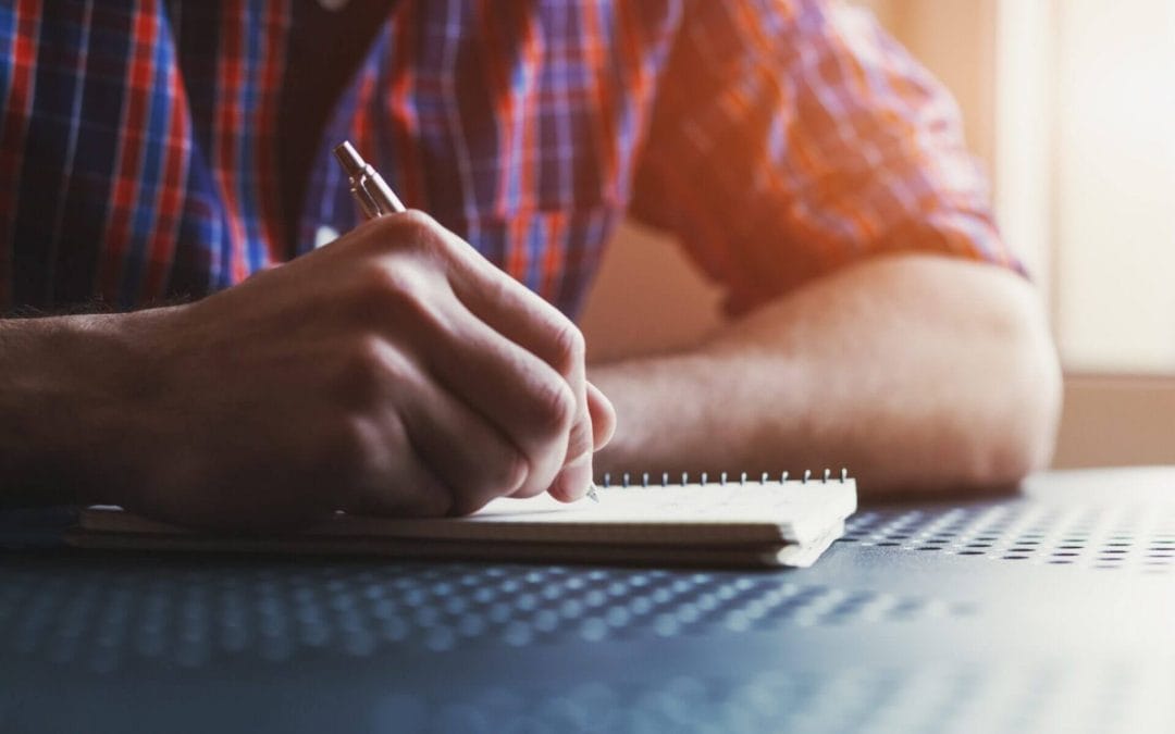 Turistas violan la cuarentena en la India y la policía los pone a hacer planas como castigo