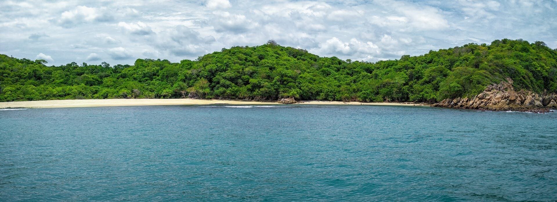 Paquete de 4 días a Huatulco con hotel y vuelos saliendo de CDMX, AIFA, GDL o AGU desde ,709 pesos por persona.