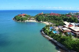 Paquete a Huatulco de vuelo redondo, 3 noches en Las Brisas Huatulco 5 estrellas con plan todo incluido de CDMX, SLP, AGU o AIFA, desde ,465 pesos por persona. ¡Hotel con Bahía propia!