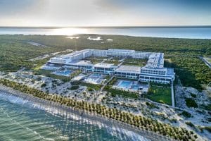 Paquete de lujo en Riu Palace Costa Mujeres, hospedaje por 4 noches y vuelos saliendo de varias ciudades desde ,990 pesos por persona.