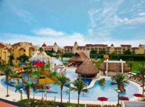 Hospedaje en All Ritmo Cancún 2024 frente al mar y parque acuático incluye vuelos con equipaje, transporte y hospedaje con todo incluido desde $7,990 pesos por persona.