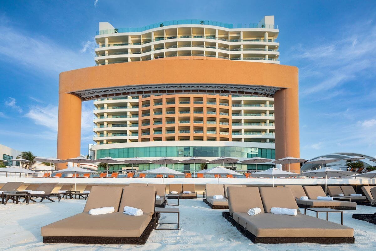 Paquete a Beach Palace All Inclusive con vuelos saliendo de CDMX, AIFA, MTY, GDL o BJX, hospedaje, desde ,400 pesos por persona ¡Paquete familiar!