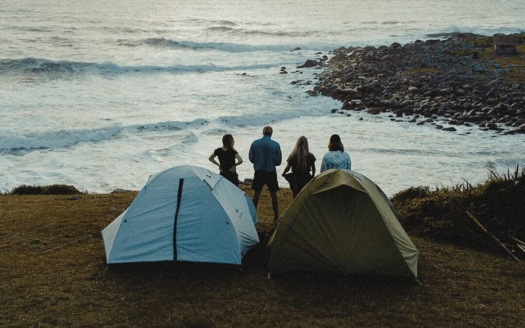 Un grupo de personas mirando hacia el horizonte con sus casas de campaña con un paisaje viral de TikTok